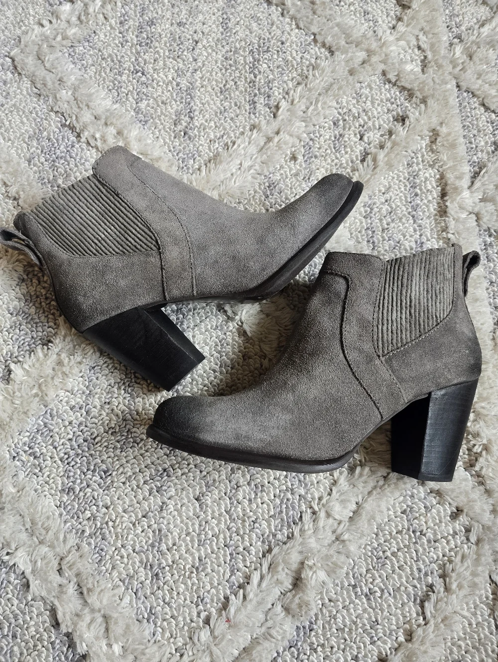 UGG Cobie II Chelsea Booties Size 8.5 Gray Suede Block Heel
